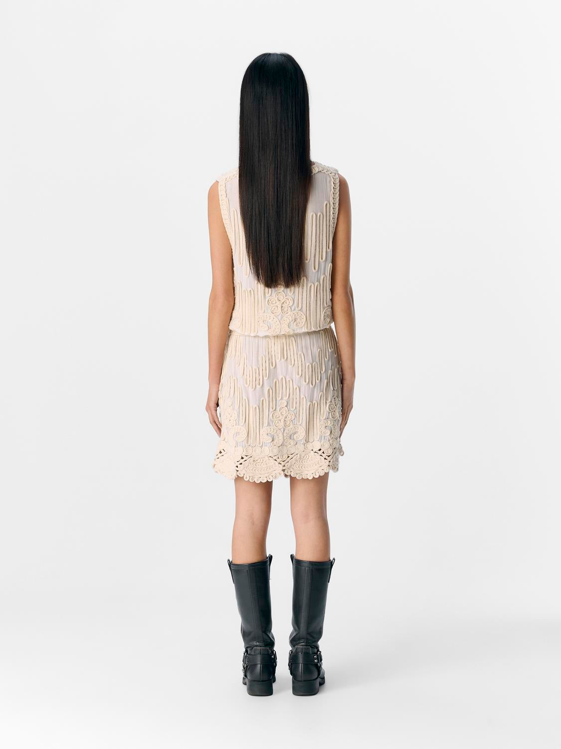 model_shot-back