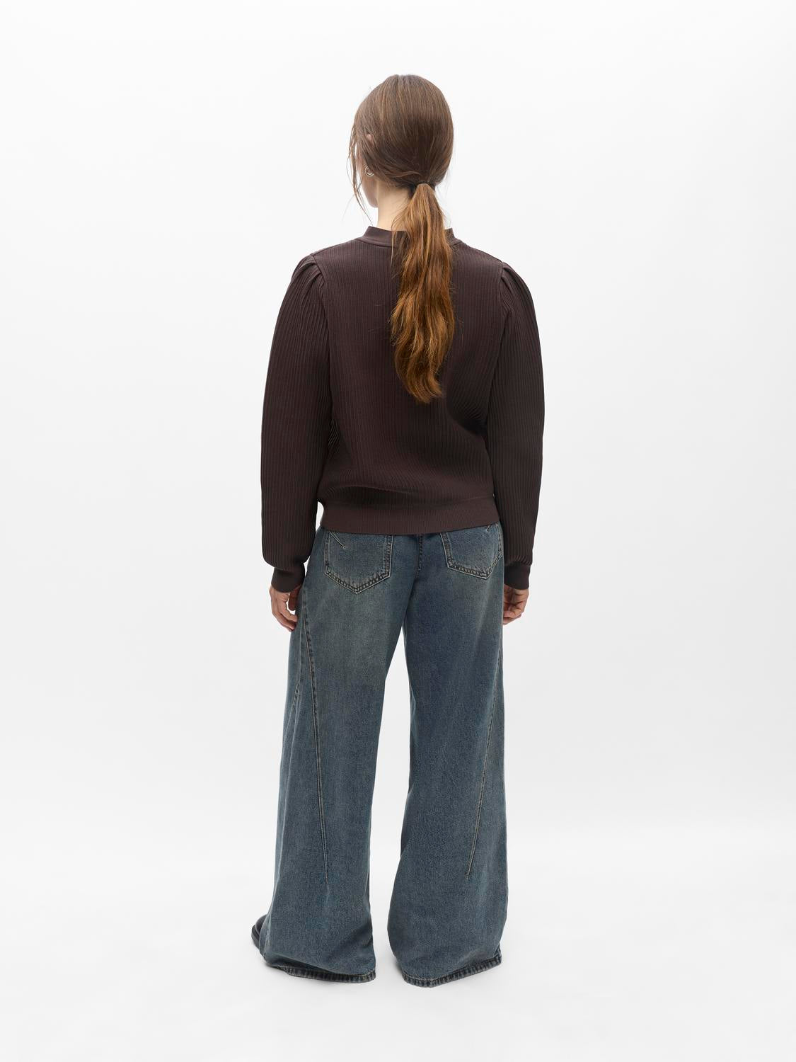 model_shot-back