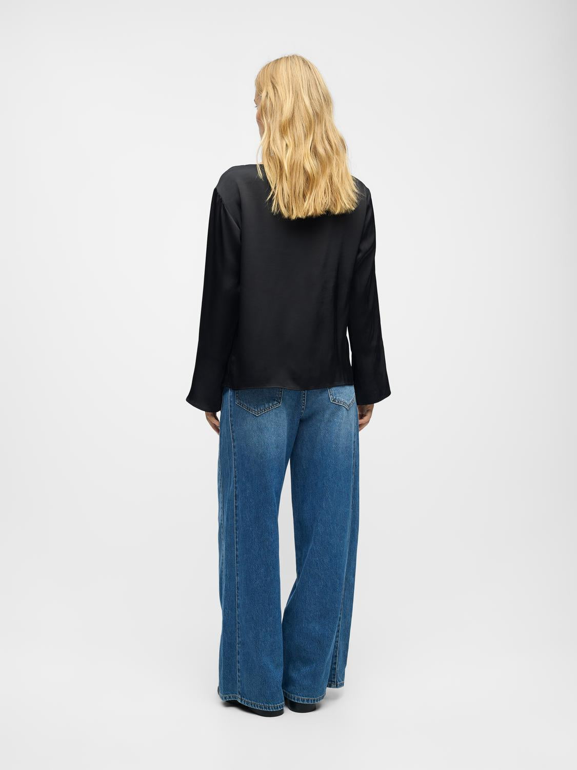 model_shot-back