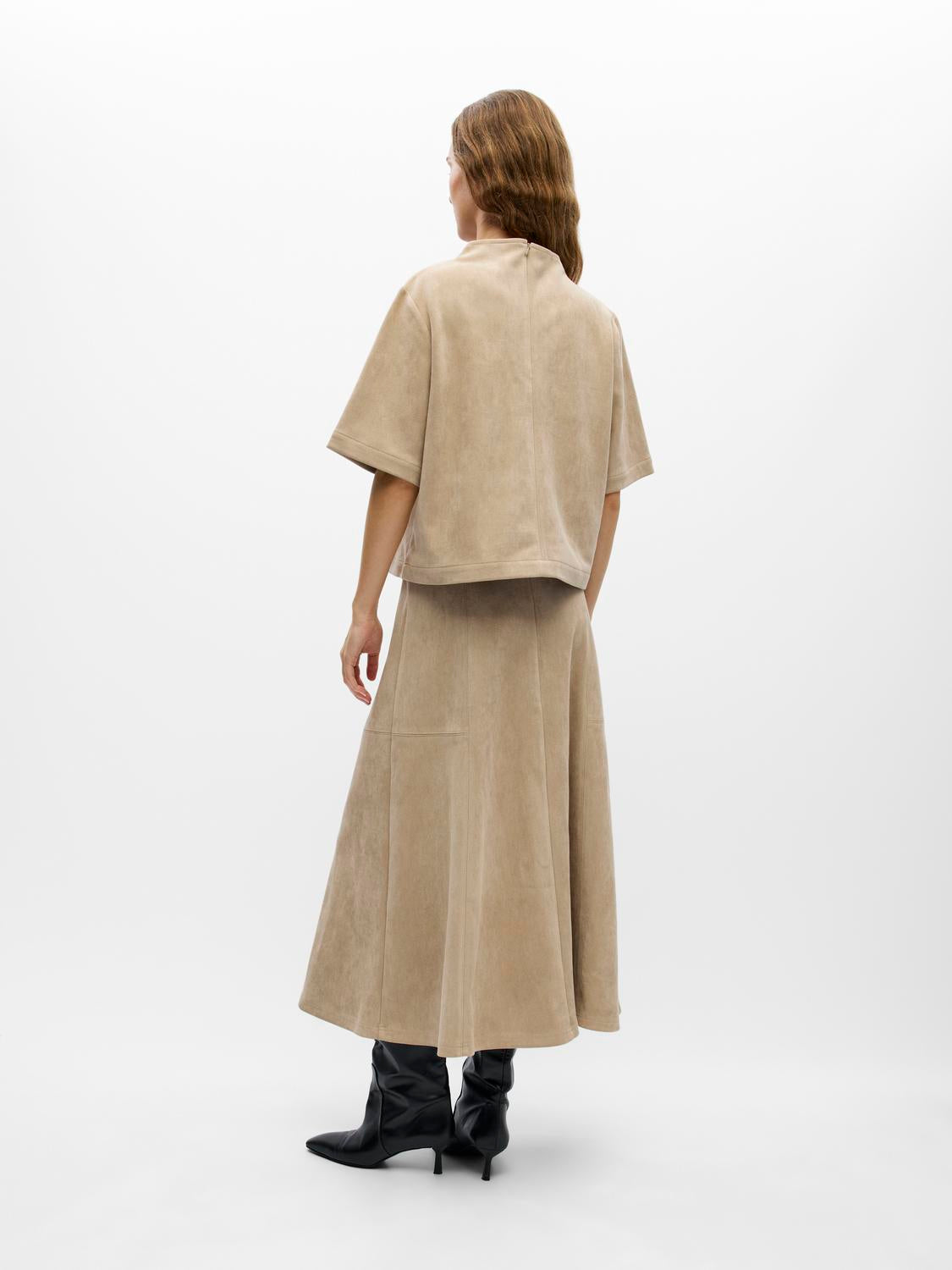 model_shot-back