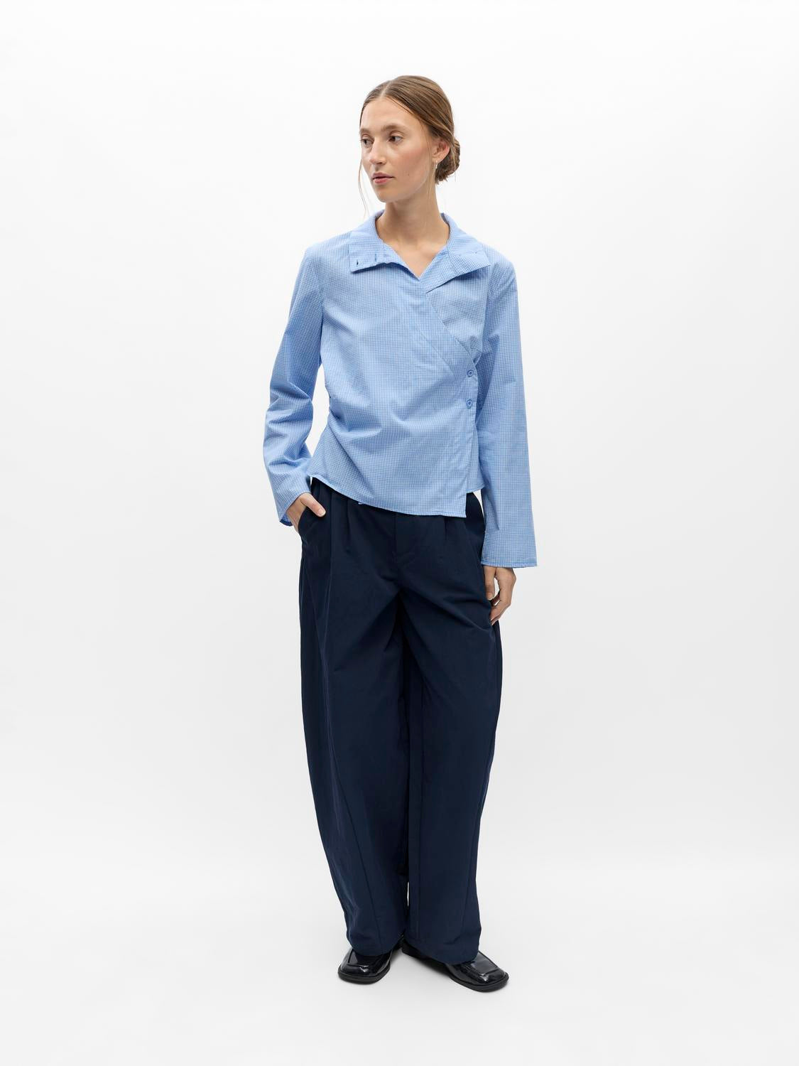 model_shot-front_full